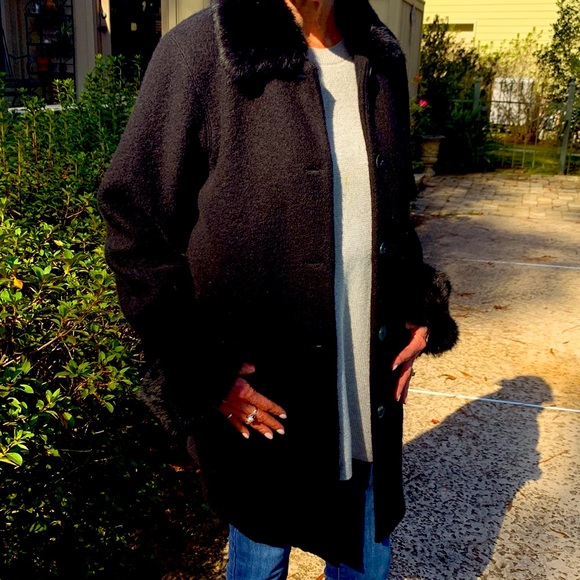 3/4 wool coat with angora (rabbit fur) collar and cuffs, excellent condition. - Picture 7 of 7